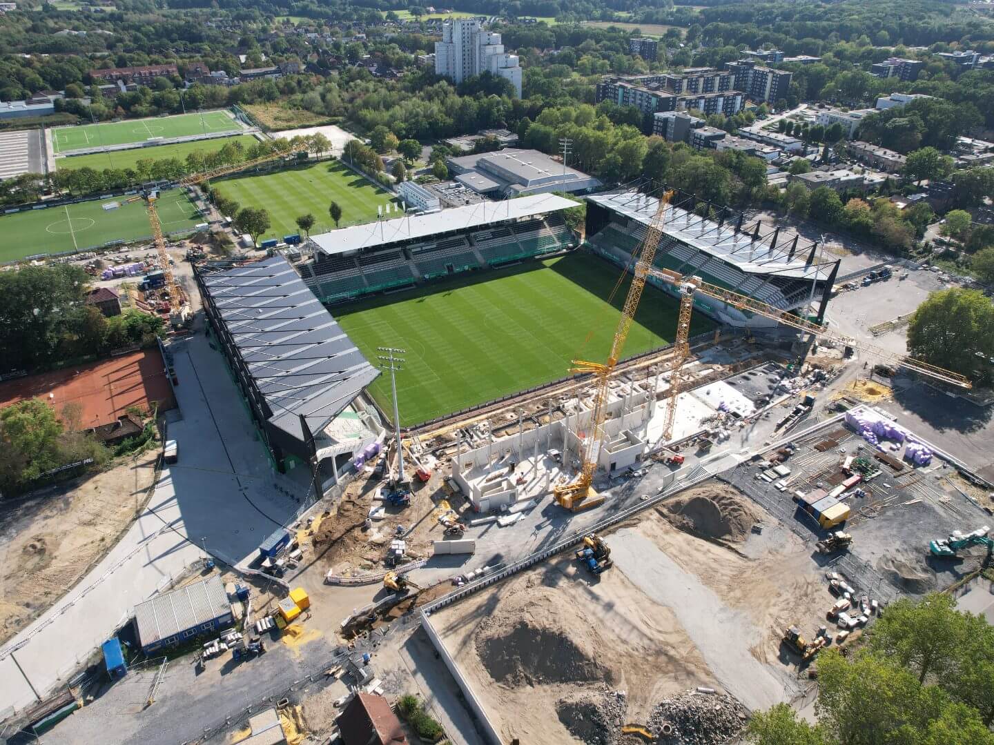 Luftaufnahme des LVM-Preussenstadions in Münster während der Bauphase, realisiert von der Hellmich Gruppe mit sichtbaren Baumaschinen und Baustellenbereichen.