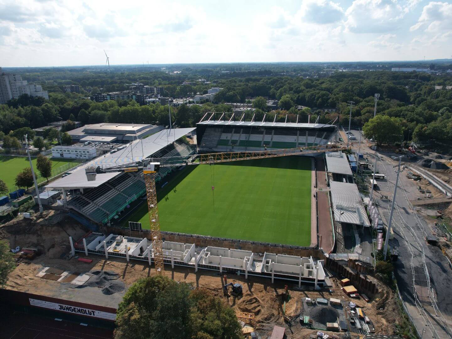Luftaufnahme des LVM-Preußenstadions mit Bauarbeiten im Vordergrund in Münster.