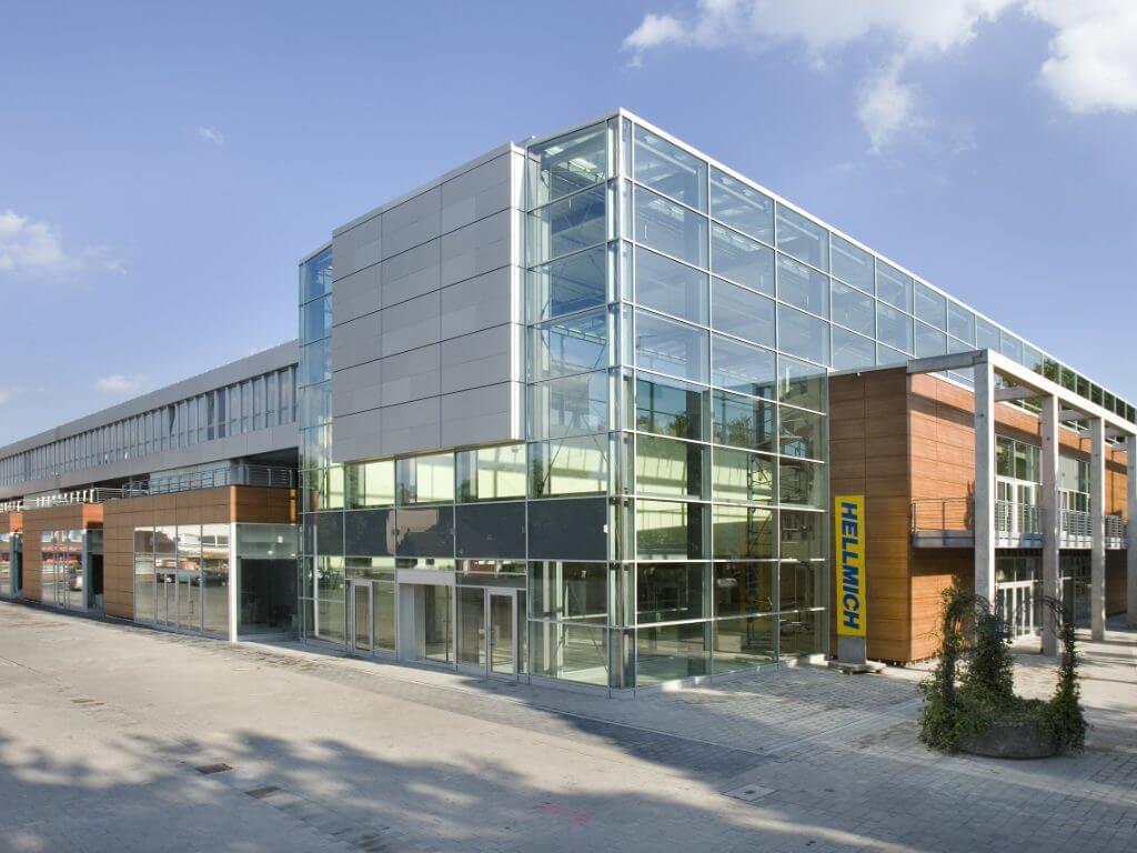 Glas- und Holzfassade des Marktforums in Duisburg-Rheinhausen