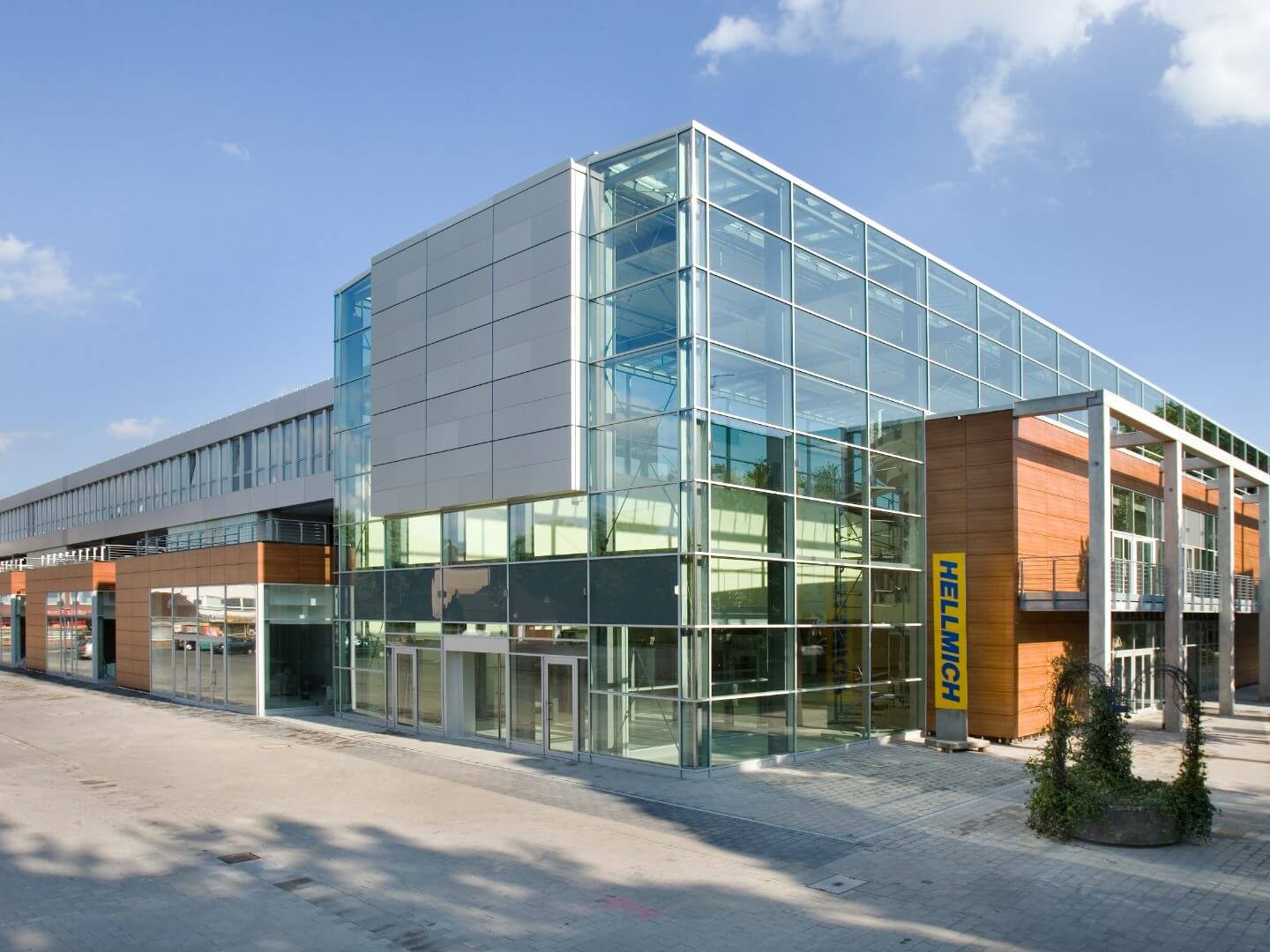Modernes Marktforum Rheinhausen als Hellmich Bauprojekt mit großer Glasfassade und moderner Architektur unter blauem Himmel. Modernes Marktforum Rheinhausen als Hellmich Bauprojekt mit großer Glasfassade und moderner Architektur unter blauem Himmel.