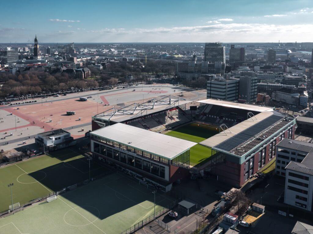 Luftaufnahme des Millerntor-Stadions des FC St. Pauli mitten in Hamburg