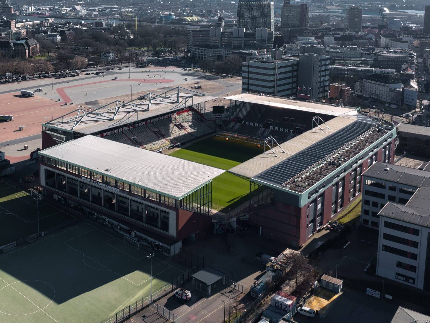 Luftaufnahme des Millerntor-Stadions in Hamburg, ein Bauprojekt der Hellmich Gruppe, mit modernisierten Tribünen und Spielfeld im Zentrum der Stadt.