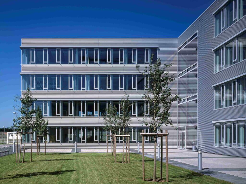 Fassade eines modernen Bürogebäudes mit grüner Außenanlage im Gewerbepark Kamp-Lintfort. Fassade eines modernen Bürogebäudes mit grüner Außenanlage im Gewerbepark Kamp-Lintfort.
