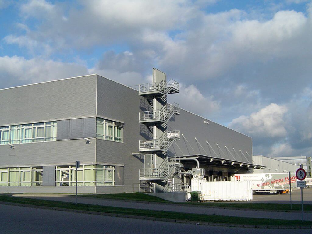 Außenansicht eines zeitgemäßen Büro- und Gewerbeparks mit Treppenaufgang bei bewölktem Himmel Außenansicht eines zeitgemäßen Büro- und Gewerbeparks mit Treppenaufgang bei bewölktem Himmel