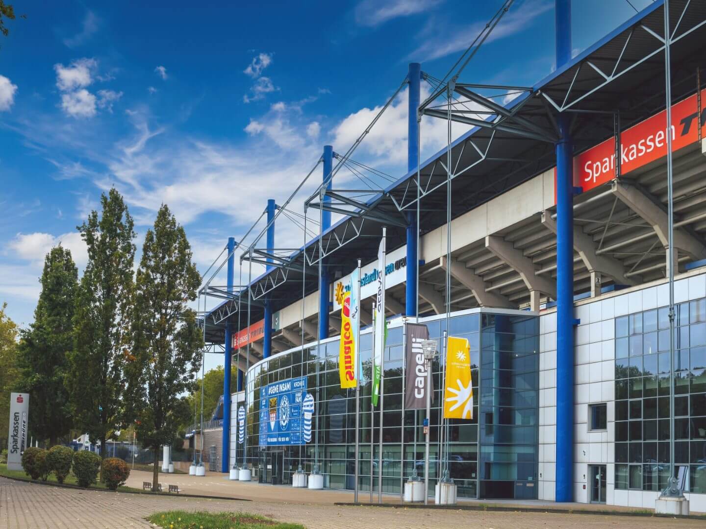 Die Hellmich Gruppe realisierte den modernen Stadionbau der Schauinsland-Reisen-Arena des MSV Duisburg mit markanter Stahl-Glas-Architektur. Die Hellmich Gruppe realisierte den modernen Stadionbau der Schauinsland-Reisen-Arena des MSV Duisburg mit markanter Stahl-Glas-Architektur.