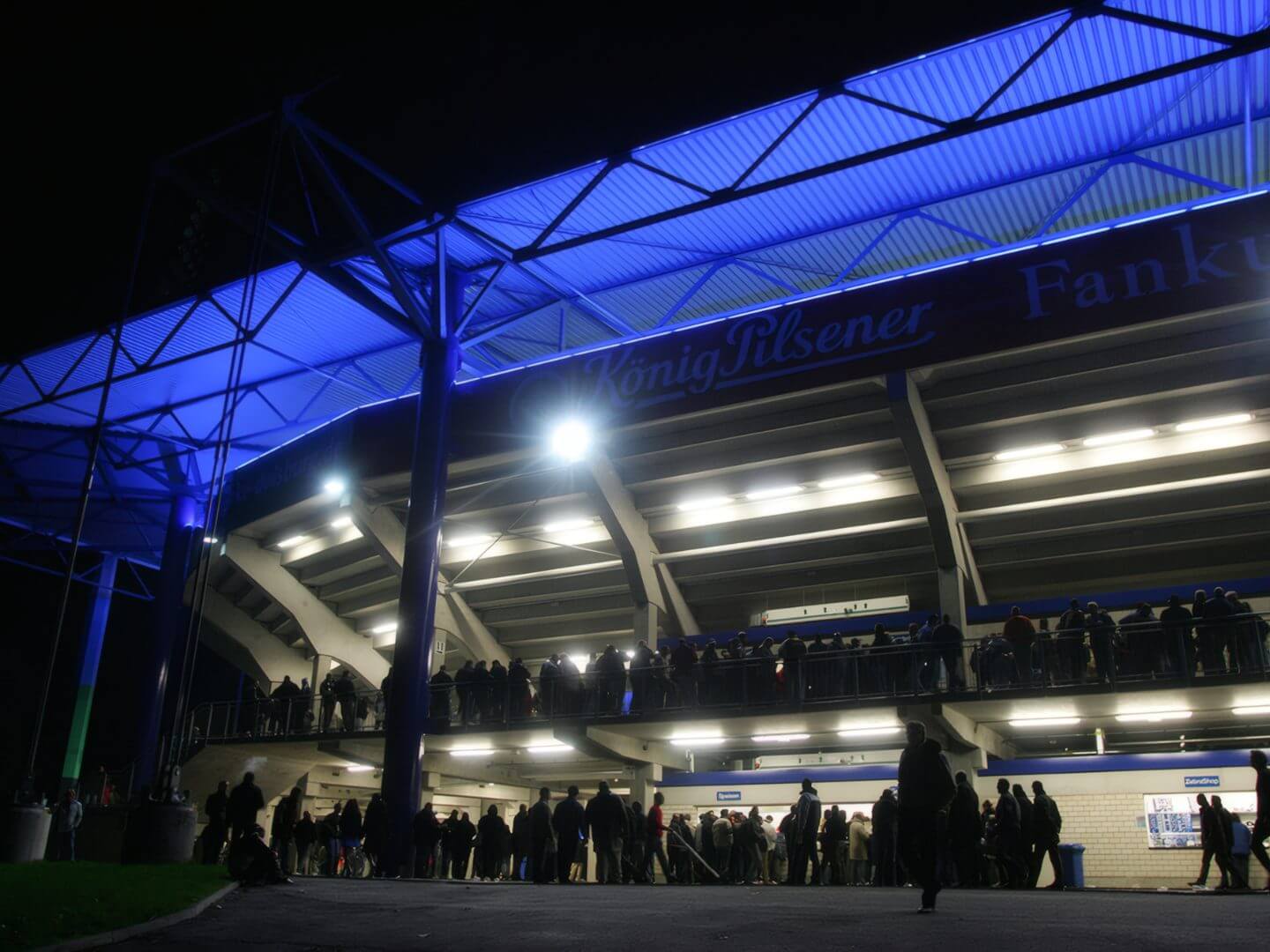 Das beleuchtete MSV Duisburg Stadion bei Nacht, ein modernes Bauprojekt der Hellmich Gruppe, zeigt beeindruckende Architektur und dynamische Atmosphäre. Das beleuchtete MSV Duisburg Stadion bei Nacht, ein modernes Bauprojekt der Hellmich Gruppe, zeigt beeindruckende Architektur und dynamische Atmosphäre.