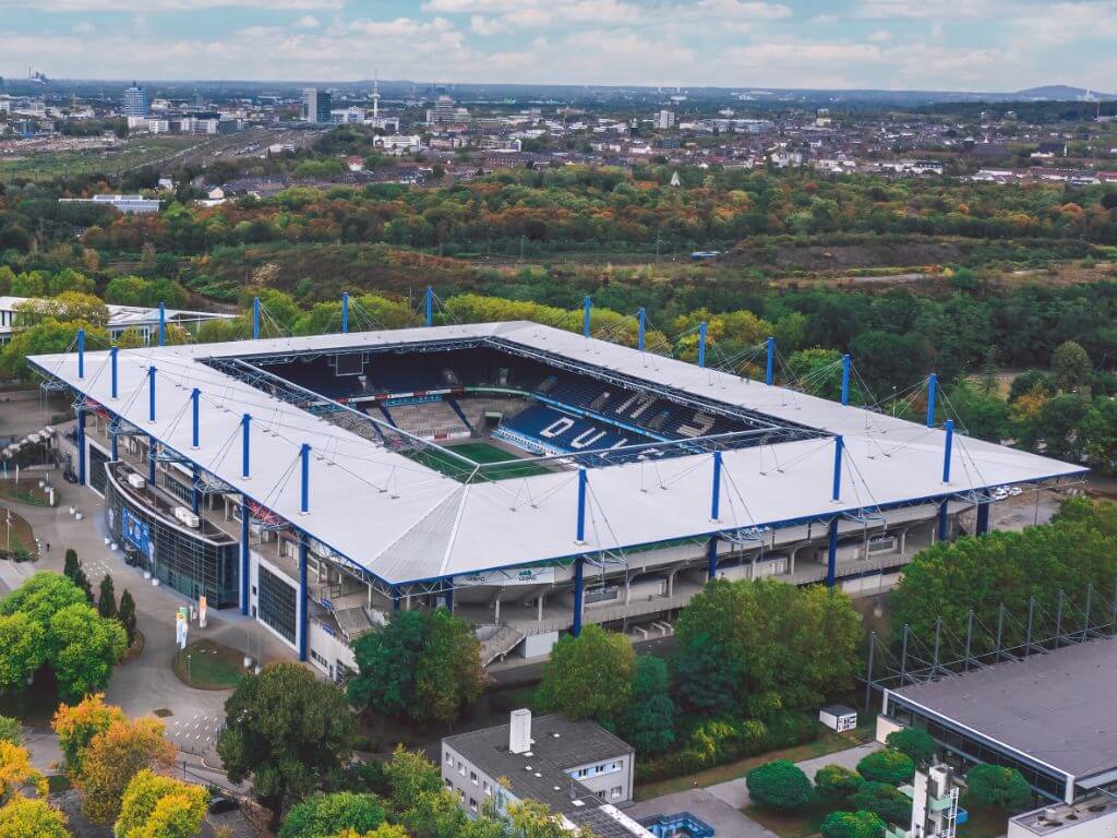 Luftaufnahme des MSV Duisburg Stadions mit Stadt und Wald im Hintergrund Luftaufnahme des MSV Duisburg Stadions mit Stadt und Wald im Hintergrund