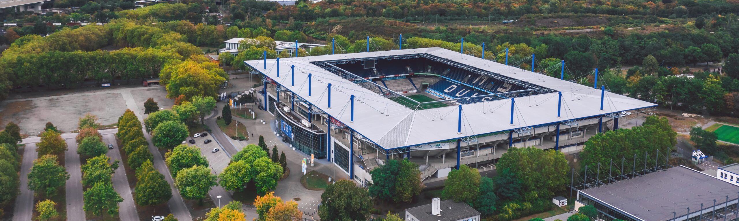 Luftaufnahme des MSV Duisburg Stadions mit Sicht auf Spielfeld und Tribünen.