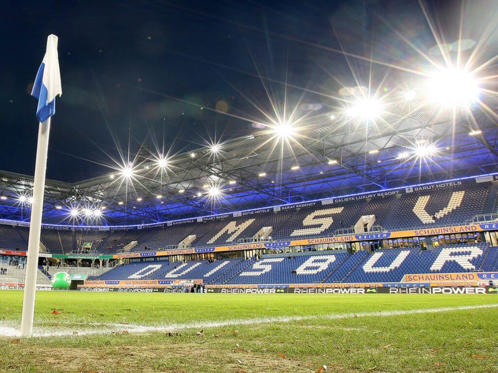 Blick auf die Tribünen und das Spielfeld des MSV Duisburg Stadions am Abend.