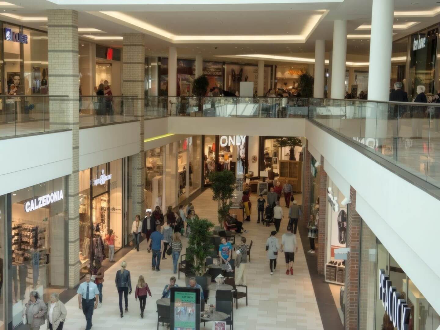Innenansicht der Neutor Galerie in Dinslaken mit Passanten und Geschäften, als Referenzprojekt der Hellmich Gruppe präsentiert. Innenansicht der Neutor Galerie in Dinslaken mit Passanten und Geschäften, als Referenzprojekt der Hellmich Gruppe präsentiert.