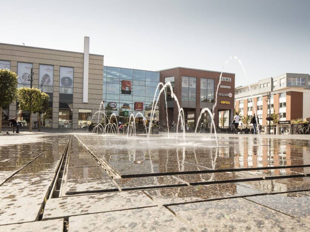Platz mit Wasserspiel vor der Neutor Galerie in Dinslaken