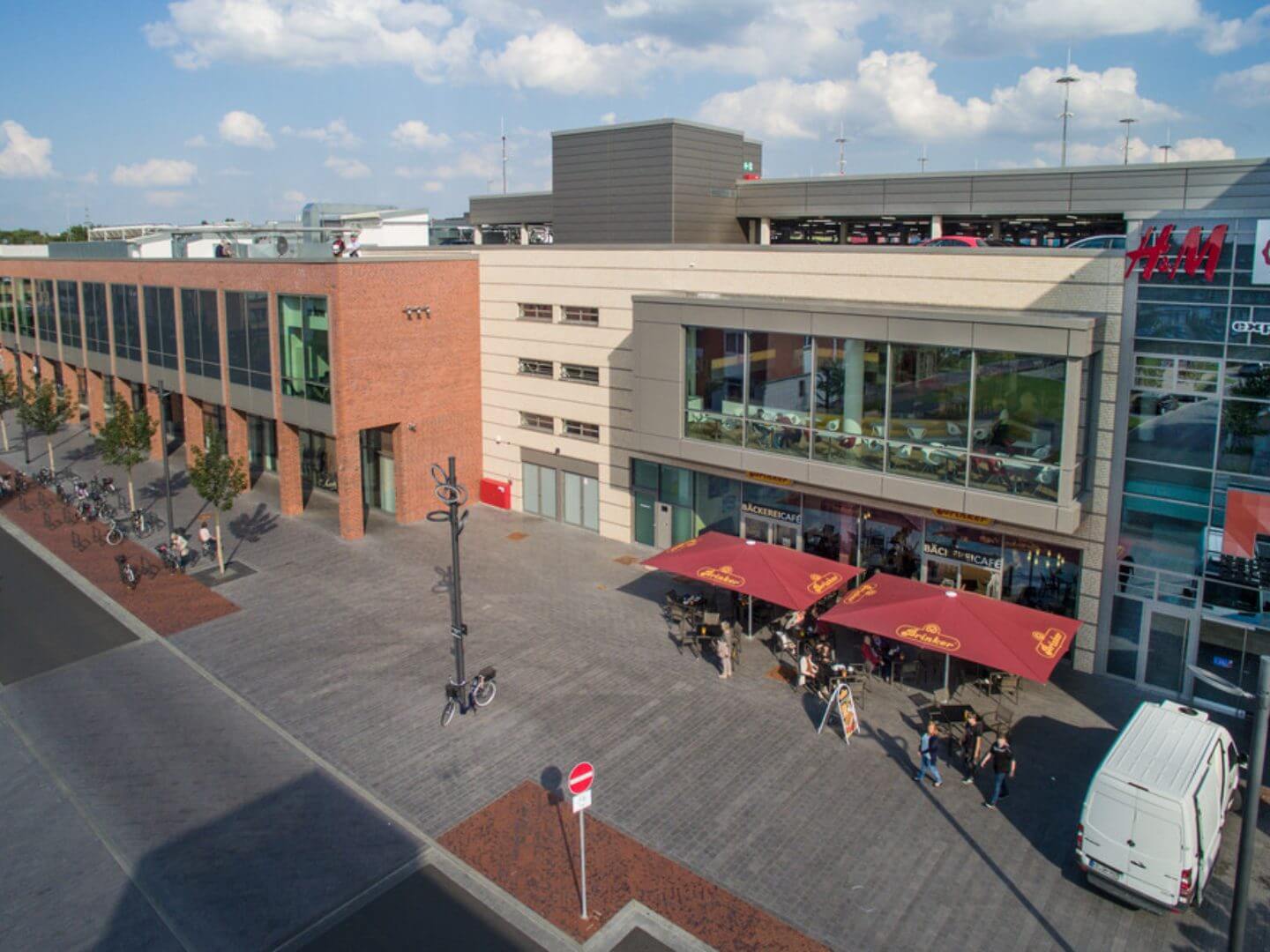 Die Neutor Galerie in Dinslaken als modernes Bauprojekt der Hellmich Gruppe mit Außenrestaurant und vielfältigen Gewerbeflächen. Die Neutor Galerie in Dinslaken als modernes Bauprojekt der Hellmich Gruppe mit Außenrestaurant und vielfältigen Gewerbeflächen.