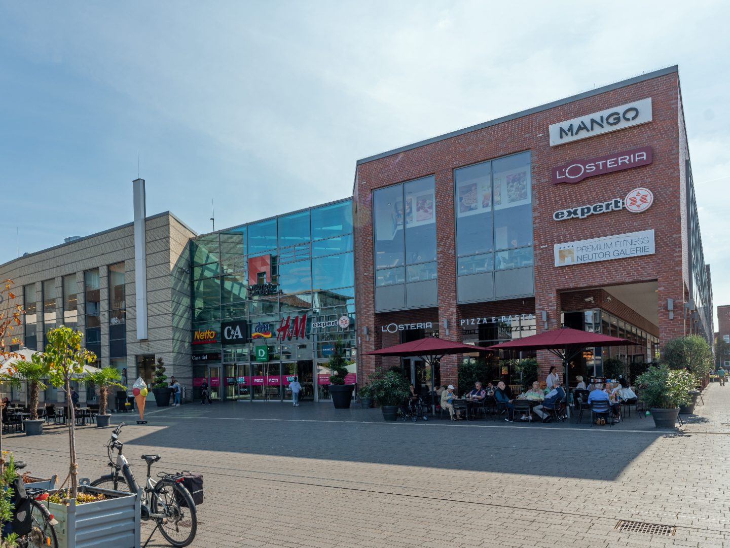 Außenansicht der Neutorgalerie Dinslaken, ein von Hellmich realisiertes Bauprojekt mit verschiedenen Einzelhandelsgeschäften und Gastronomie. Außenansicht der Neutorgalerie Dinslaken, ein von Hellmich realisiertes Bauprojekt mit verschiedenen Einzelhandelsgeschäften und Gastronomie.