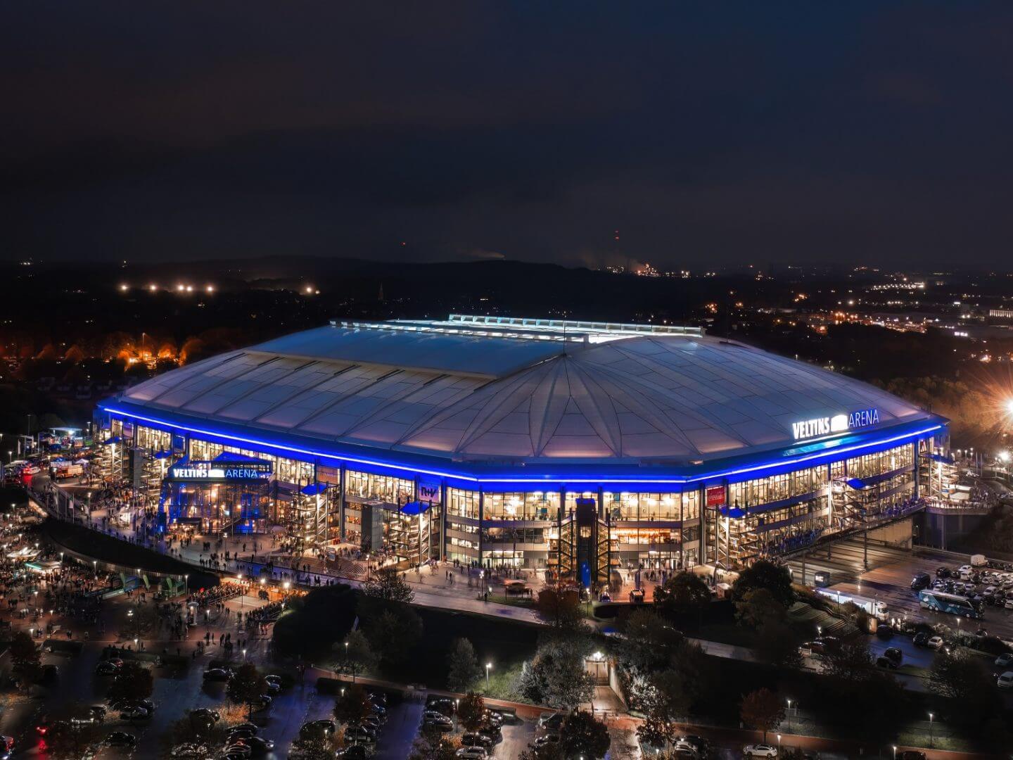 Die Veltins Arena bei Nacht, präsentiert als Referenzobjekt auf der Webseite des Bauunternehmens Hellmich. Die Veltins Arena bei Nacht, präsentiert als Referenzobjekt auf der Webseite des Bauunternehmens Hellmich.