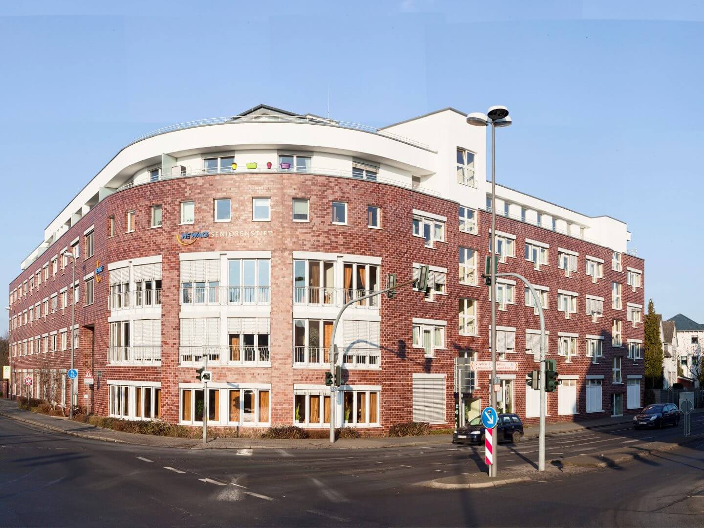 Das Hewag Seniorenstift in Langenfeld, ein modernes Bauprojekt der Hellmich Gruppe, zeigt die Kombination aus zeitgemäßem Design und funktionaler Architektur für seniorengerechtes Wohnen.