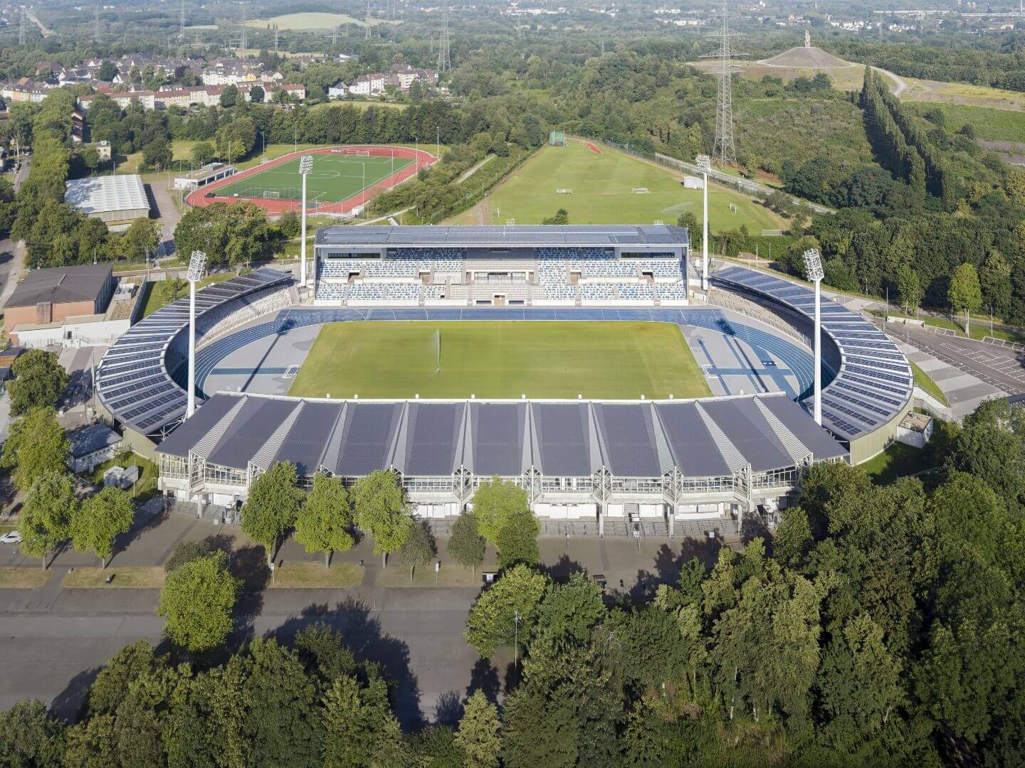 Luftaufnahme des Sportparks Lohrheide mit Leichtathletikstadion und Sportanlagen im Überblick.