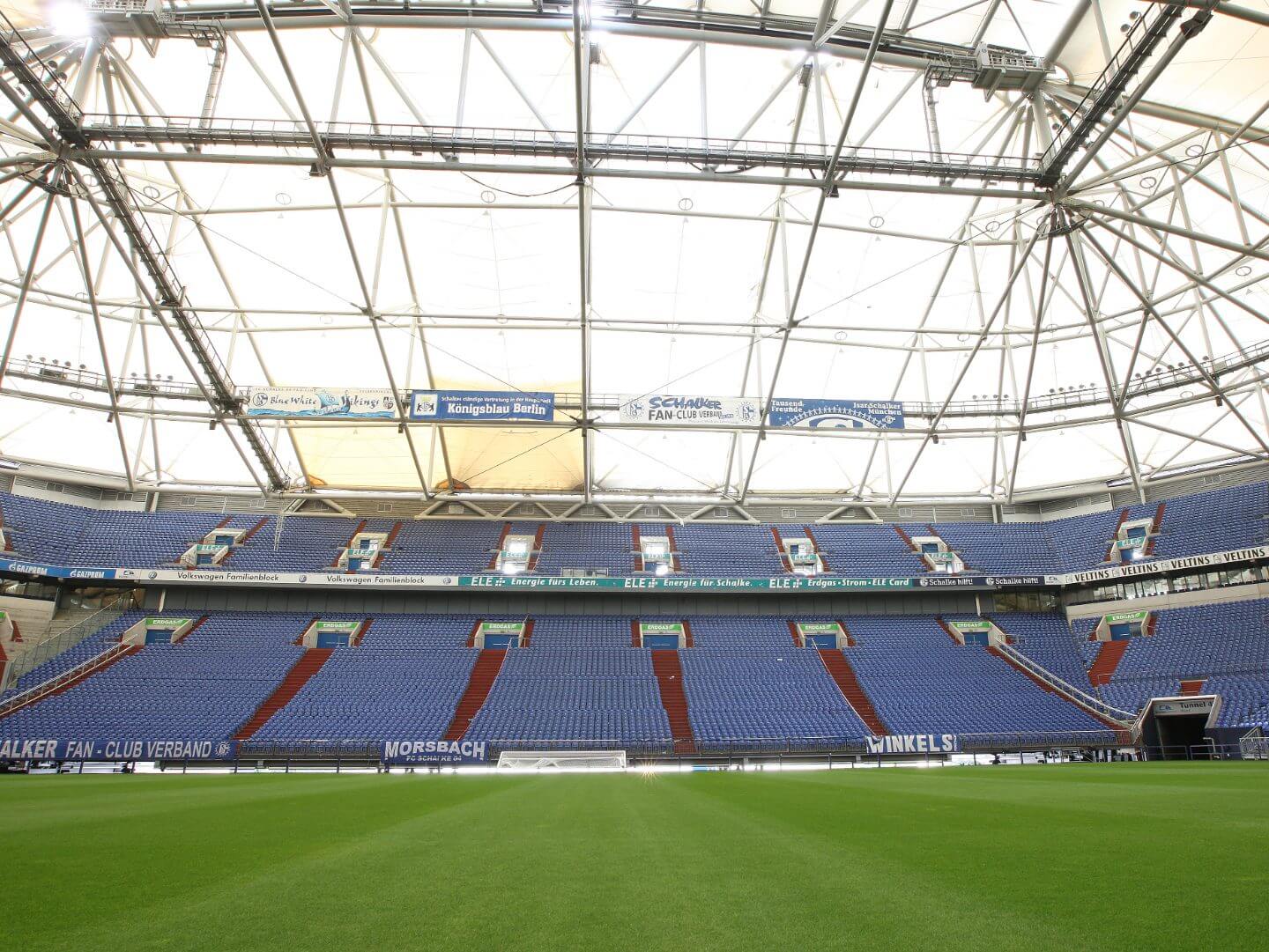 Das Stadioninnere der Veltins Arena zeigt die Sitzreihen und das transparente Dach als Beispiel für die hochwertige Bauleistung der Hellmich Gruppe. Das Stadioninnere der Veltins Arena zeigt die Sitzreihen und das transparente Dach als Beispiel für die hochwertige Bauleistung der Hellmich Gruppe.