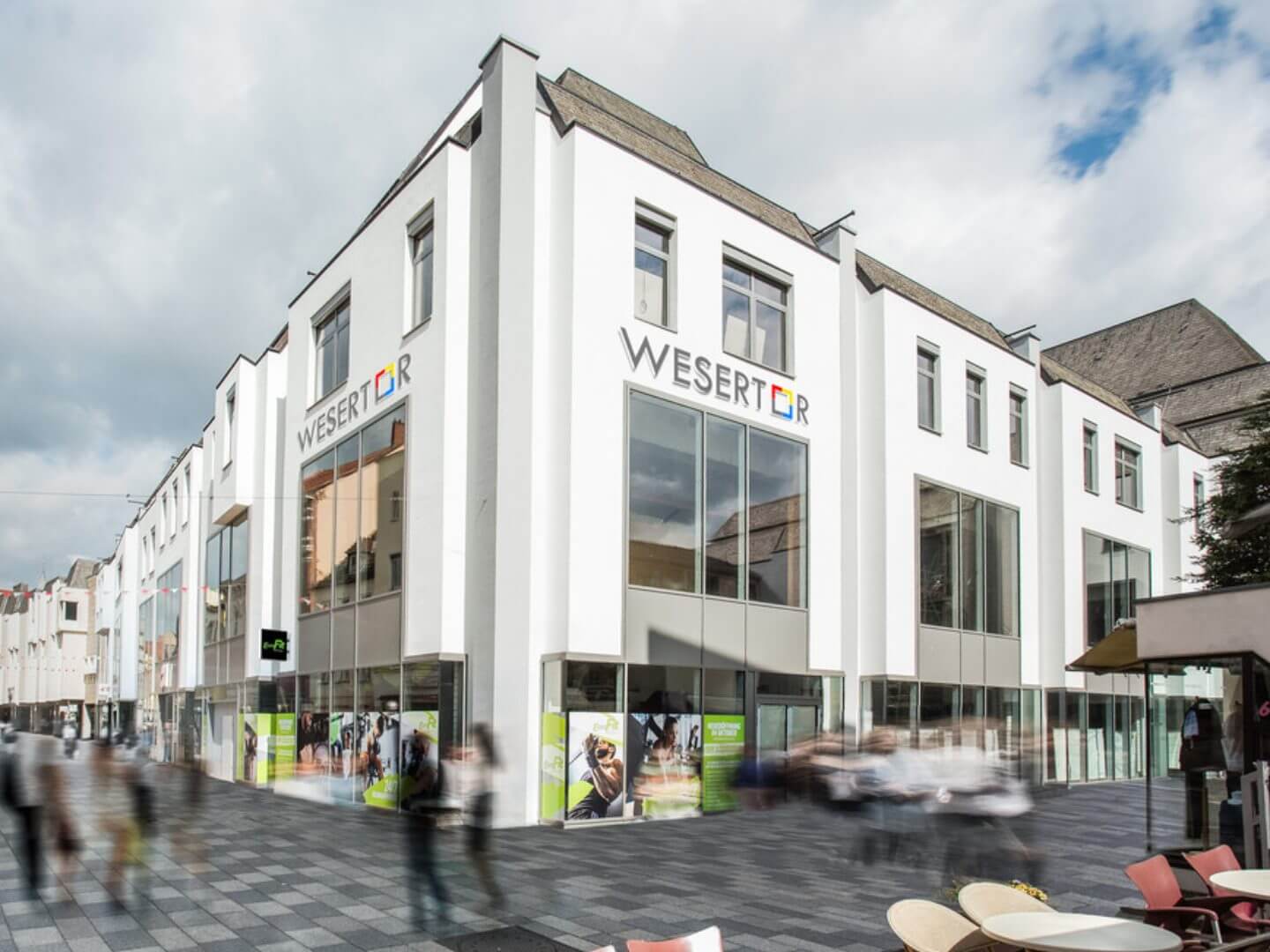 Das moderne Komplexgebäude Wesertor in Minden als Bauprojekt von Hellmich, klar erkennbare Fassaden und Logo in hellem Tageslicht. Das moderne Komplexgebäude Wesertor in Minden als Bauprojekt von Hellmich, klar erkennbare Fassaden und Logo in hellem Tageslicht.