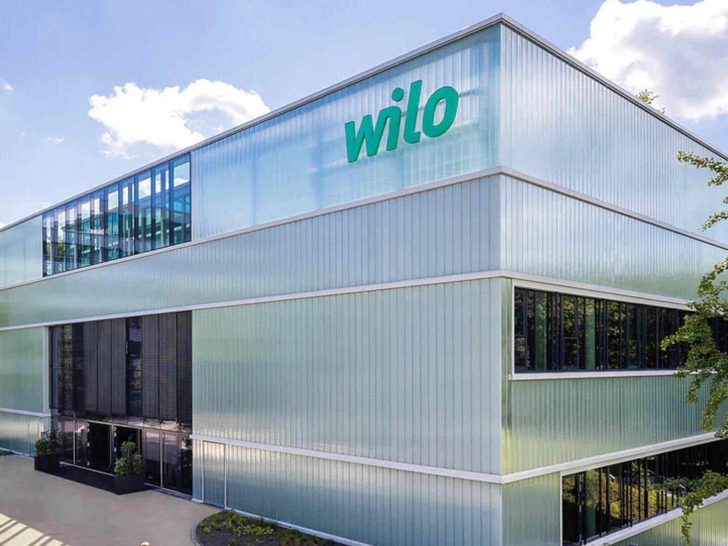 Hellmich Gruppe realisiert den WILO Health Cube mit klarer, moderner Architektur und markantem Schriftzug auf dem Gebäude. Hellmich Gruppe realisiert den WILO Health Cube mit klarer, moderner Architektur und markantem Schriftzug auf dem Gebäude.