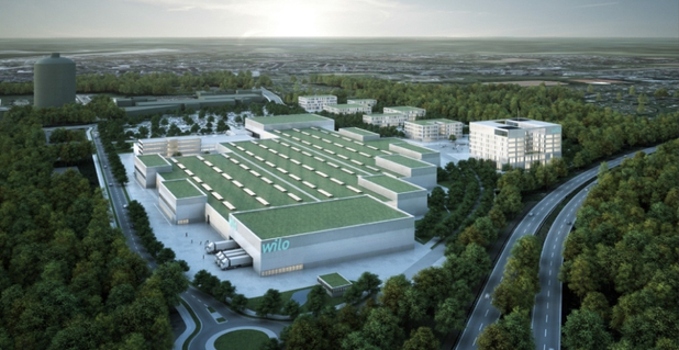 Vogelperspektive auf die neue Smart Factory von WILO inmitten von Bäumen und Straßen.