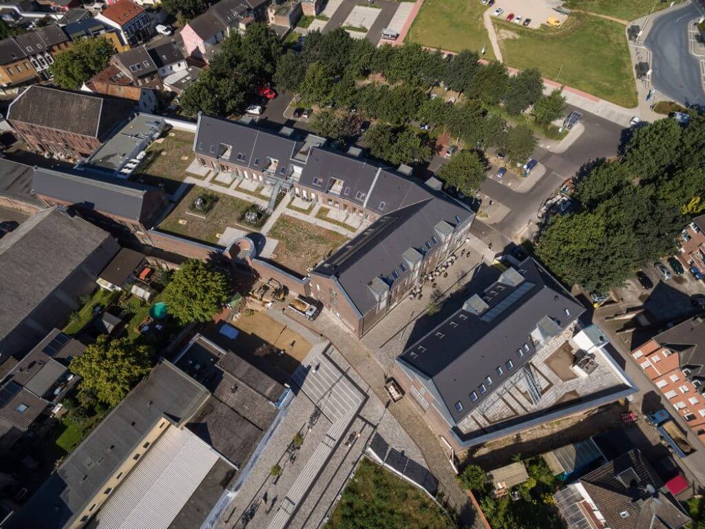 Luftaufnahme des Wohn- und Geschäftshauses am Kesselsturm in Viersen-Dülken zeigt Gebäudekomplex und Umgebung